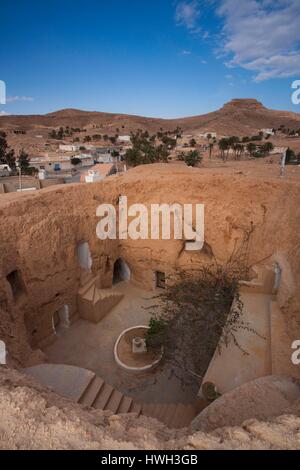 La Tunisie, Ksour, Matmata, elevated view de bâtiments souterrains Banque D'Images