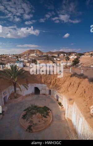La Tunisie, Ksour, Matmata, elevated view de bâtiments souterrains Banque D'Images