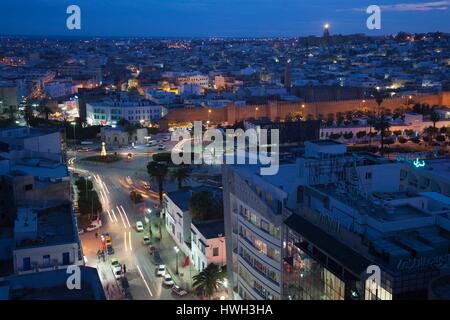 La Tunisie, la Côte Centrale de Tunisie, Sousse, augmentation de la vue sur l'Avenue Habib Bourguiba en direction de Medina, dusk Banque D'Images