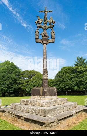 France,Finistere,Parc naturel régional d'Armorique (parc naturel régional d'Armorique), Sainte Marie du Menez Hom,1544 calvaire situé dans l'enceinte de la paroisse de Sainte Marie du Menez Hom chapelle. Il dispose de trois arbres. En haut Jésus Christ est représenté crucifié. Sous deux coureurs. La deuxième pièce est titulaire d'une pietà et deux statues représentant Saint Pierre et Saint Jean d'un côté, Sainte Marie Madeleine et Saint Yves de l'autre côté. Une autre statue située au bas du calvaire représente Marie Madeleine s'inclinant devant Jésus Christ crucifié Banque D'Images