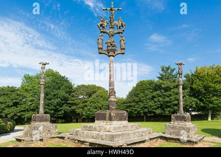 France,Finistere,Parc naturel régional d'Armorique (parc naturel régional d'Armorique), Sainte Marie du Menez Hom,1544 calvaire situé dans l'enceinte de la paroisse de Sainte Marie du Menez Hom chapelle. Il dispose de trois arbres. En haut Jésus Christ est représenté crucifié. Sous deux coureurs. La deuxième pièce est titulaire d'une pietà et deux statues représentant Saint Pierre et Saint Jean d'un côté, Sainte Marie Madeleine et Saint Yves de l'autre côté. Une autre statue située au bas du calvaire représente Marie Madeleine s'inclinant devant Jésus Christ crucifié. Banque D'Images