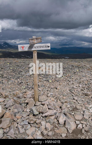 Panneau indiquant à Gjendesheim touristique sur le chemin vers le haut de la montagne, Veslefjell 1743 mètres au-dessus du niveau de la mer, dans la région de Gjendesheim Norwa, Jotunheimen, Banque D'Images