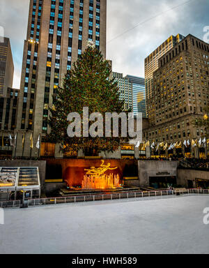 Rockefeller Center decorated Christmas Tree - New York, USA Banque D'Images