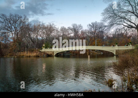 Le Bow Bridge dans Central Park - New York, USA Banque D'Images