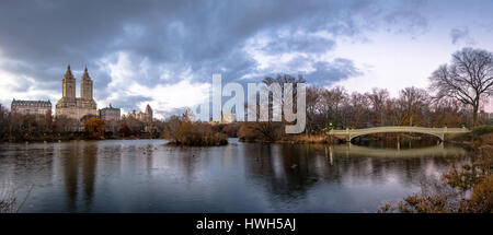 Panorama du lac, Bow Bridge et bâtiments dans Central Park - New York, USA Banque D'Images