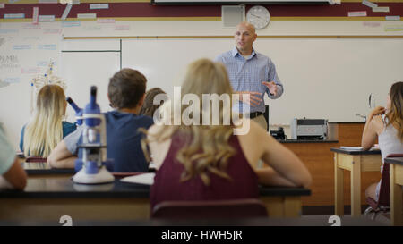 Voir la mise au point sélective des étudiants dans une enseignante et une classe science lab Banque D'Images