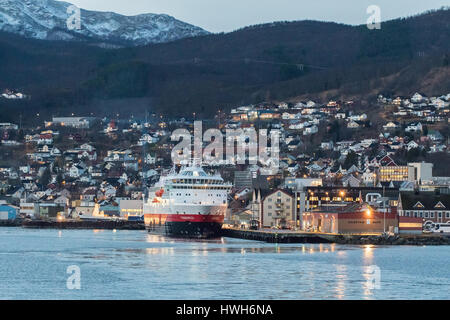 Rod Finnmarken Swift à Harstad, Norvège, Troms, Harstad, montagnes, swift rod, Finnmarken, ferry, de la navigation, du tourisme, de la jetée, de la Norvège, Troms, Harstad, s Banque D'Images