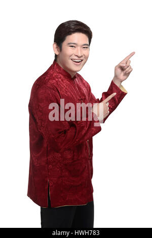 Jeune homme en costume chinois cheongsam isolé sur fond blanc Banque D'Images