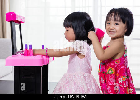 Chinois asiatique Petites Sœurs jouant avec Make-Up Toys à la maison. Banque D'Images