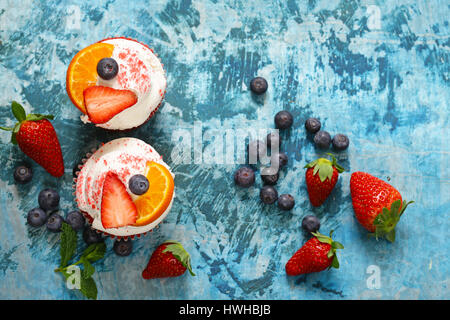 Cupcakes de fête aux fruits rouges et crème au beurre Banque D'Images