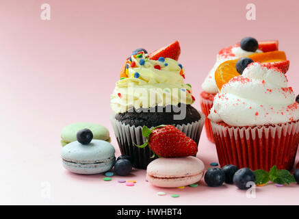 Cupcakes de fête aux fruits rouges et crème au beurre Banque D'Images