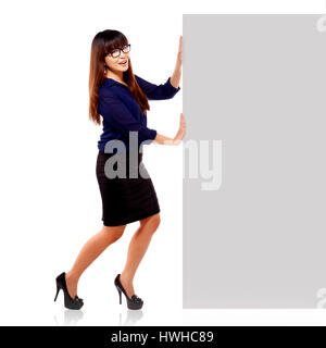 Jolie brunette asiatique businesswoman in happy face montrant une blankboard vide isolé sur fond blanc Banque D'Images