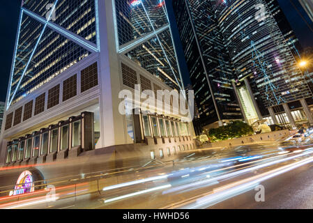 Hong Kong, Hong Kong S.A.R. - Le 24 janvier 2017 : Le trafic de nuit durant les heures de pointe dans le quartier des affaires de Hong Kong. Banque D'Images