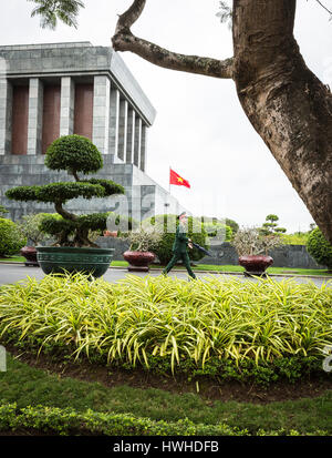 Garde côtière canadienne défilant circonférence du mausolée à Hanoi Ho Chi Minh Ville où son corps est affiché pour consultation publique dans un cercueil de verre. Banque D'Images