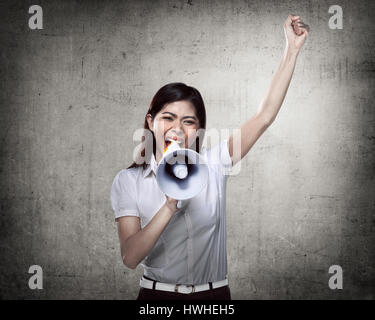 Asian business woman talk loud en utilisant megaphone Banque D'Images