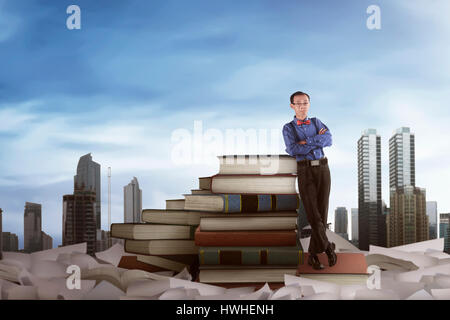 Asian nerd man leaning on the big books image concept de l'éducation. Banque D'Images