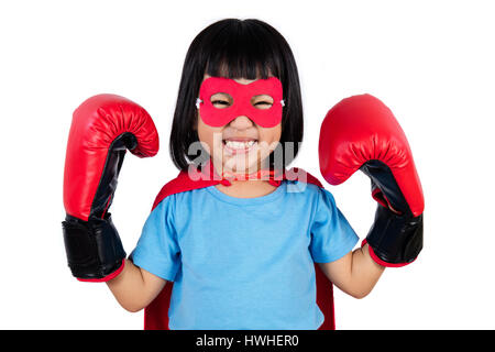 Peu asiatique Chinese Girl costume de Super Héros avec des gants de boxe dans des arrière-plan blanc. Banque D'Images