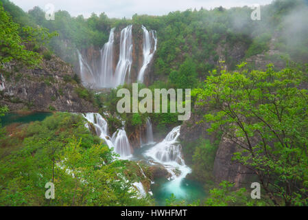 La plus grande cascade Veliki Slap sur les lacs de Plitvice en Croatie Banque D'Images