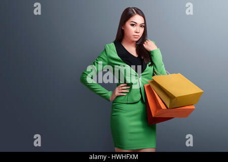 Portrait of smiling asian woman with shopping bags Banque D'Images