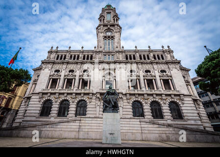 Statue du poète portugais, dramaturge, romancier et homme politique Almeida Garrett en face de hôtel de ville de Porto, Portugal Banque D'Images