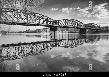 Vieux pont de chemin de fer à Prague,République tchèque. Le premier pont sur la Vltava construite entre 1871 - 1872 Banque D'Images