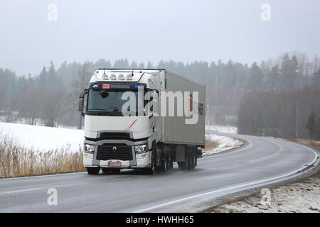 SALO, FINLANDE - le 10 mars 2017 : Blanc Renault Trucks T semi-remorque cargo transporte le long de la route en un jour brumeux en hiver. Banque D'Images