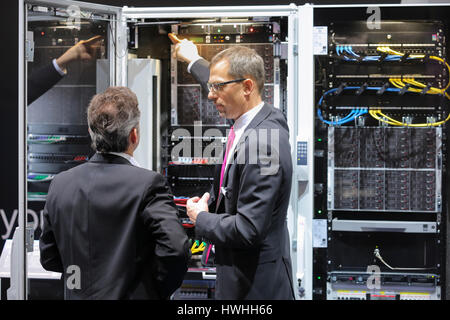 Hanovre, Allemagne, le 20 mars 2017 - salon des technologies numériques CeBIT 2017, grand ordinateur sur un stand Banque D'Images