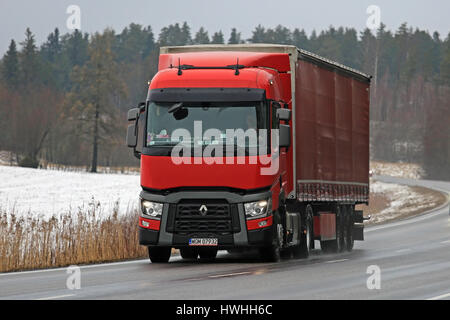 SALO, FINLANDE - le 10 mars 2017 : Renault Trucks Rouge T semi-remorque cargo transporte le long de la route en un jour brumeux en hiver. Banque D'Images