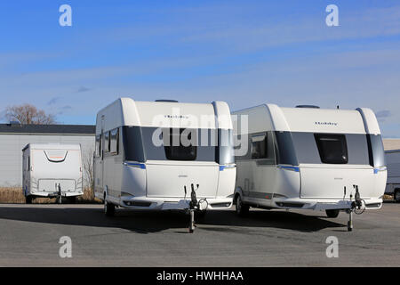 TURKU, FINLANDE - le 18 mars 2017 : Excellent passe-temps modernes Camping-caravanes sur l'affichage sur une cour sur un beau jour de printemps. Banque D'Images