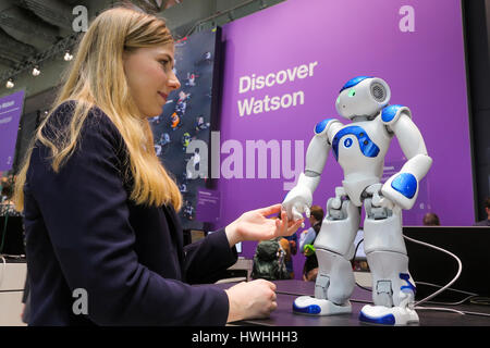 Hanovre, Allemagne, le 20 mars 2017 - Technologies numériques salon CeBIT. Une hôtesse stand touche un robot humanoïde NAO Watson au stand IBM Banque D'Images