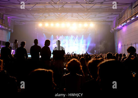 Barcelone - APR 24 : foule lors d'un concert au stade Sant Jordi Club le 24 avril 2015 à Barcelone, Espagne. Banque D'Images