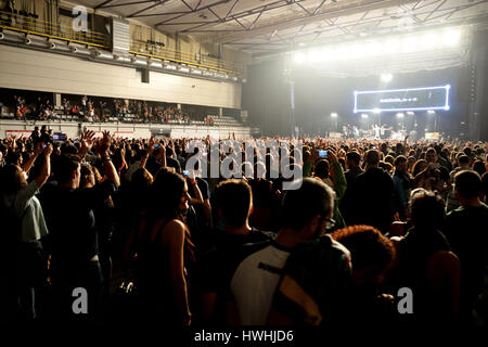 Barcelone - APR 24 : foule lors d'un concert au stade Sant Jordi Club le 24 avril 2015 à Barcelone, Espagne. Banque D'Images