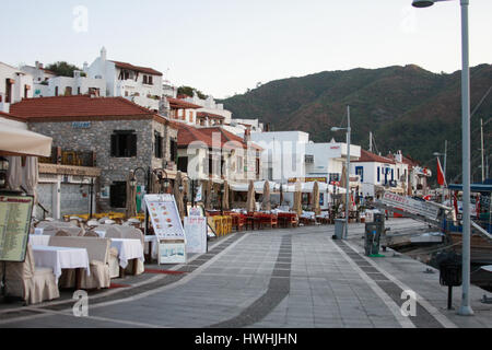 Marmaris, Turquie - 11 septembre : outdoor cafe et restaurtnas sur front de mer, rue de Marmaris avec montagnes en arrière-plan Banque D'Images