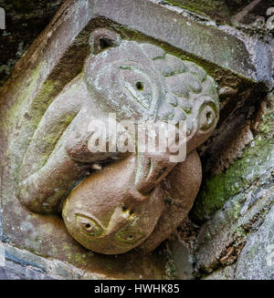 Une gargouille de succube et victime sur le toit de l'église paroissiale de Kilpeck dans le Herefordshire UK Banque D'Images