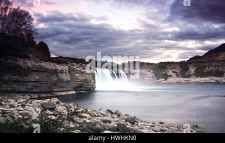 Crépuscule sur Maruia Falls Banque D'Images