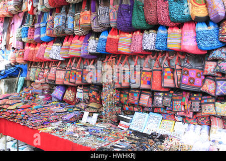 Des sacs colorés et des bibelots en exposition dans un magasin. Goa, Inde Banque D'Images