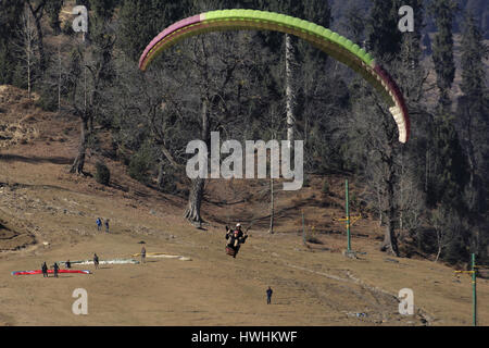 Parapente à Solang Valley, Kulu Manali, Himachal Pradesh, Inde Banque D'Images