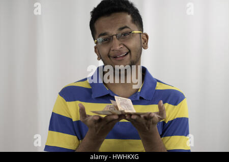 L'Homme à lunettes inquiet triste avec seulement 10 rupee notes, face à la nouvelle pauvreté démonétisation post en Inde Banque D'Images