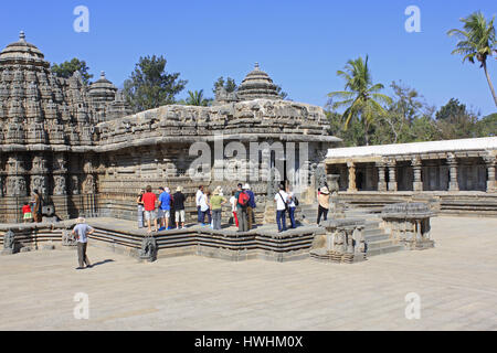 Les touristes d'admirer les sculptures sur pierre dans les principaux sanctuaires à Chennakesava Temple Hoysala, Architecture, Somnathpur, Karnataka, Inde