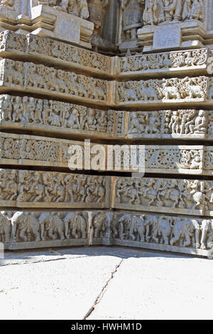 Panneau mural de moulage de secours et frise d'un traitement horizontal en Chennakesava Temple Hoysala, Architecture, Somanathpur, Karnataka, Inde Banque D'Images