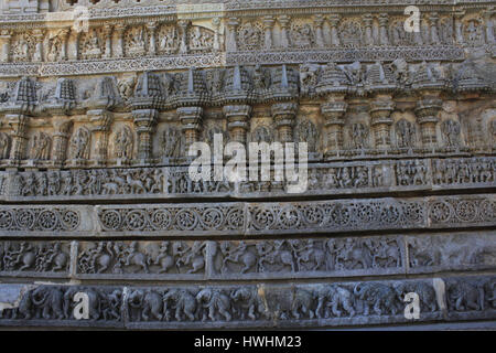 L'allégement de la paroi, moulure frise avec de la sculpture sur pierre détaillés illustrant la mythologie indienne sur le panneau supérieur, feuillage dans le troisième panel, cavaliers en deuxième Banque D'Images