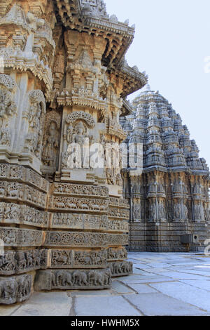 Vue de côté de l'allégement de la paroi, la mise en valeur de l'dans la conception et leurs tours suivent le même modèle, à Chennakesava Temple Hoysala, architecture, de sorte Banque D'Images