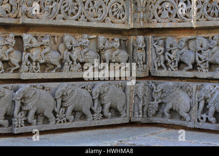 Close Up, Wall relief, moulure frise avec de la sculpture sur pierre détaillées illustrant le feuillage , , cavaliers en deuxième et le plus bas du panneau panneau représentant elepha Banque D'Images
