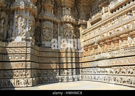 Ombre et lumière sur les sculptures de pierre sur détaillées ornementées de culte mur. Sculpture Relief suit un plan stellaire, illustrant Vishnu sculptures , swa Banque D'Images