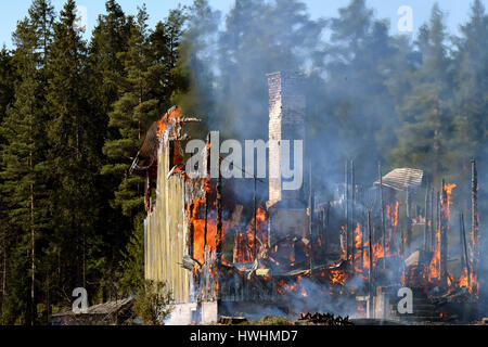 Maison complètement la proie des flammes Banque D'Images