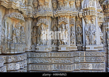 Ornée de sculptures en pierre, détaillées sur l'culte wall, relief représentant des dieux et déesse, Swan, makara(bête imaginaire), Hindu puranas Banque D'Images