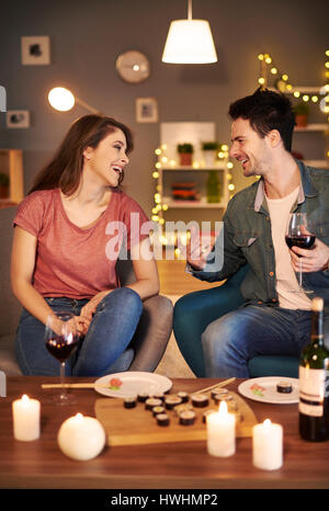 Young couple having date dans le style japonais Banque D'Images