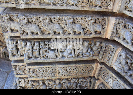 Gros plan du panneau mural relief et moulage frise d'un traitement horizontal représentant makara(bête imaginaire), Hindu puranas, et faites défiler jusqu'à l'Chenn Banque D'Images