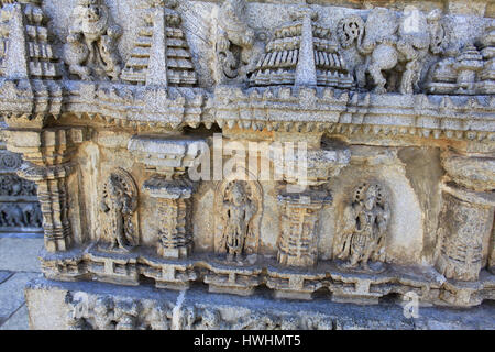 Close up de la sculpture sur pierre, mur, sculptures de secours à Chennakesava Temple Hoysala, Architecture, Somanathpur, Karnataka, Inde Banque D'Images