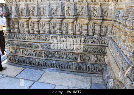 Détaillé, ornementé, sculpture en pierre, temple stellaire et pradakshina-patha élevé sur plinthe moulée en forme d'étoile, au temple Chennakhava, Hoysala Banque D'Images